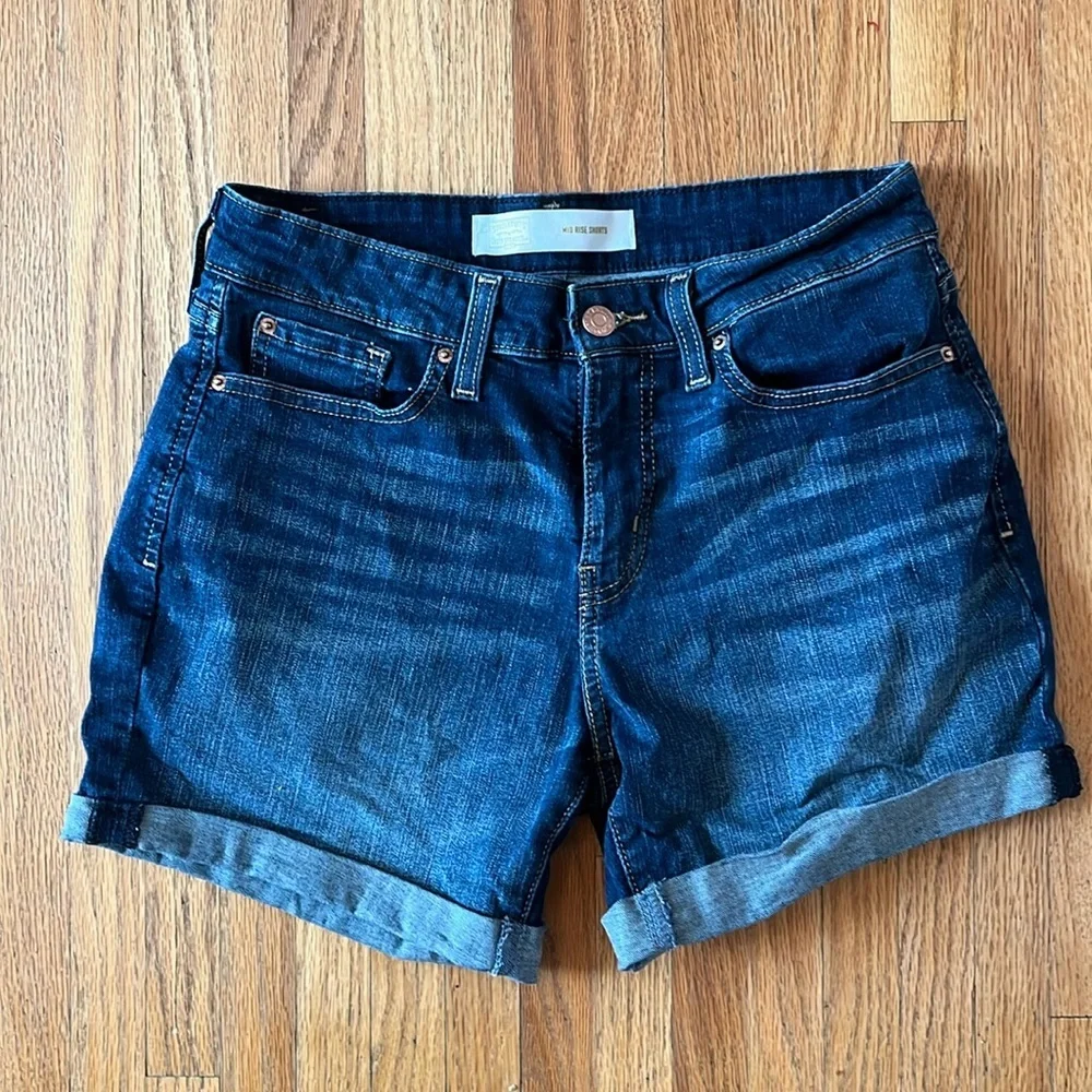 Levi Signature  Mid-Rise  Minimalist Denim Cuffed Shorts Size 6
